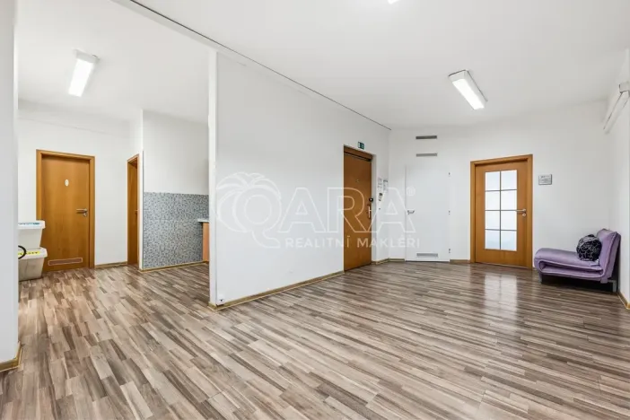 Pronájem kanceláře, Praha - Kobylisy, Nad Šutkou, 58 m2