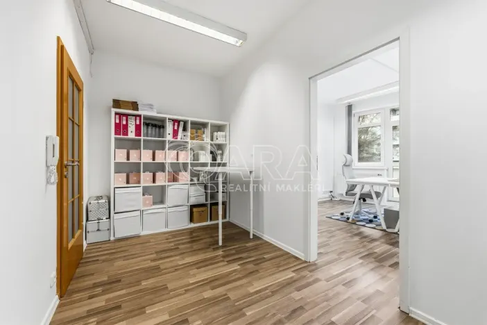 Pronájem kanceláře, Praha - Kobylisy, Nad Šutkou, 58 m2