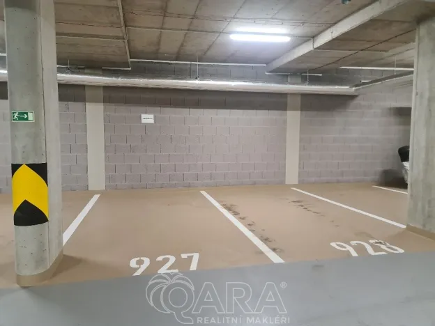 Pronájem garážového stání, Praha - Modřany, Mezi vodami, 13 m2