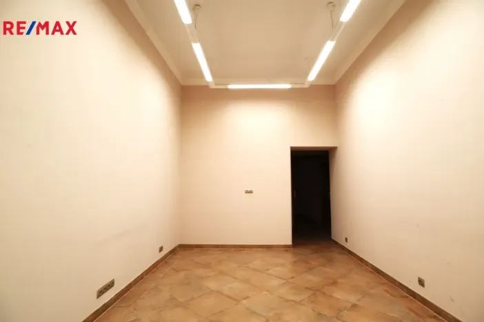 Pronájem obchodního prostoru, Karlovy Vary, Jugoslávská, 31 m2