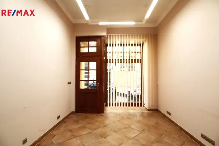 Pronájem obchodního prostoru, Karlovy Vary, Jugoslávská, 31 m2