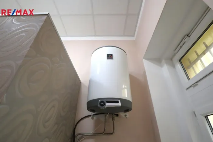 Pronájem obchodního prostoru, Karlovy Vary, Jugoslávská, 31 m2