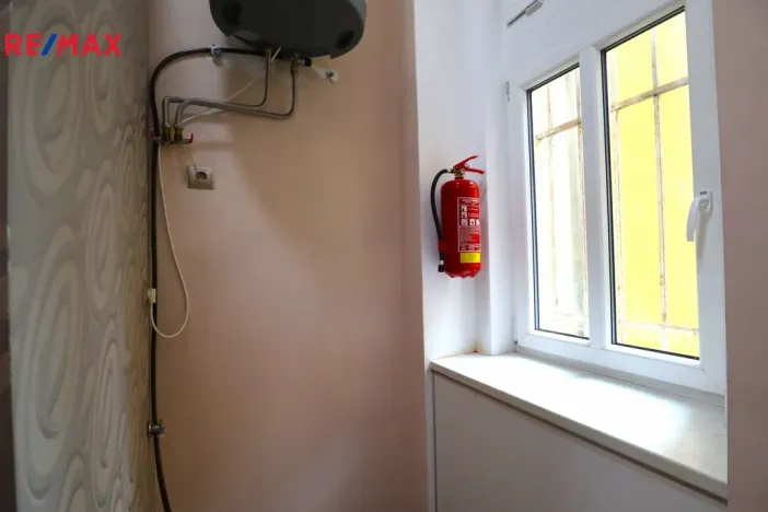 Pronájem obchodního prostoru, Karlovy Vary, Jugoslávská, 31 m2