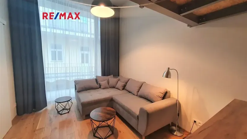 Pronájem bytu 1+kk, Praha - Smíchov, Na Valentince, 30 m2