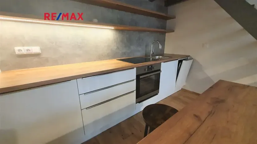 Pronájem bytu 1+kk, Praha - Smíchov, Na Valentince, 30 m2