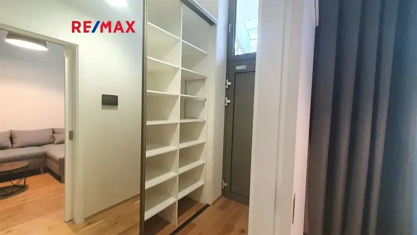 Pronájem bytu 1+kk, Praha - Smíchov, Na Valentince, 30 m2