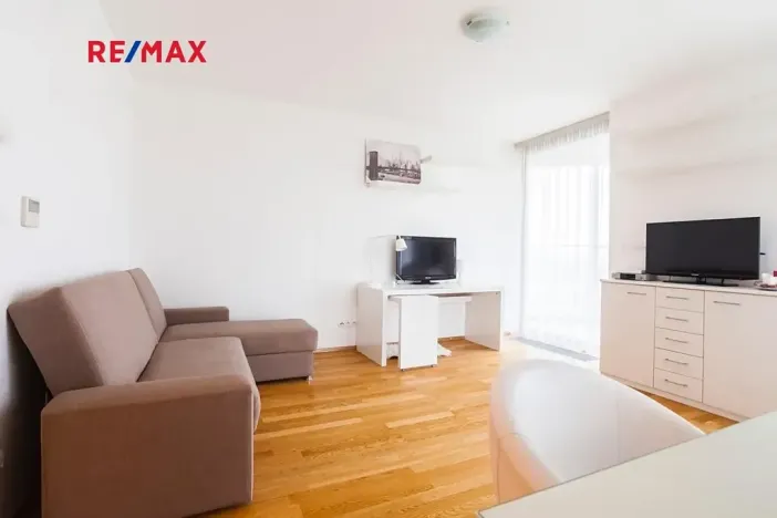 Prodej bytu 1+kk, Praha - Žižkov, Ke kapslovně, 38 m2