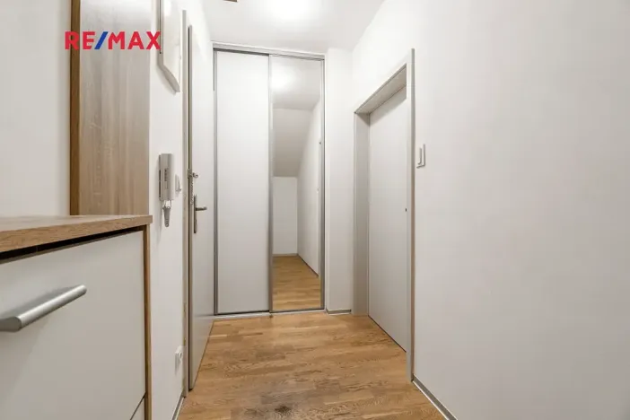 Pronájem bytu 1+kk, Praha - Dejvice, Velvarská, 44 m2