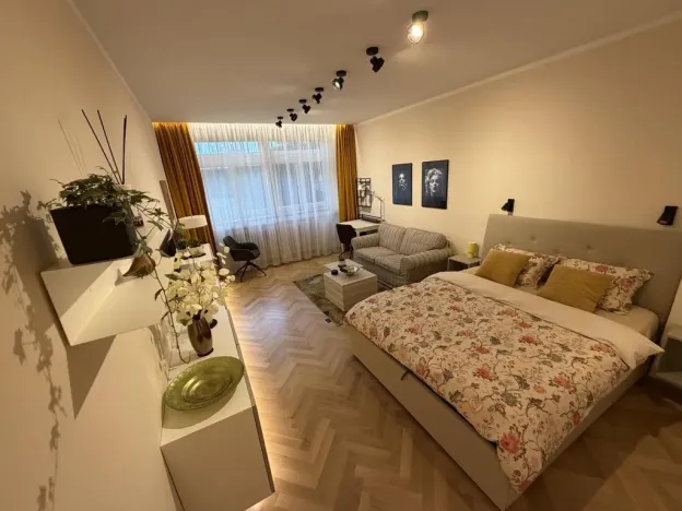 Pronájem bytu 1+1, Praha - Vinohrady, Šrobárova, 36 m2