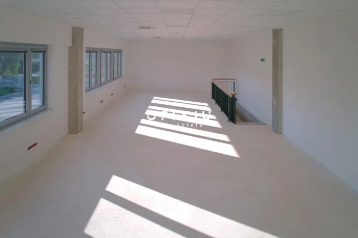 Pronájem skladu, Mikulov, Nádražní, 2000 m2