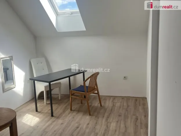 Pronájem bytu 1+kk, Praha, Zenklova, 17 m2