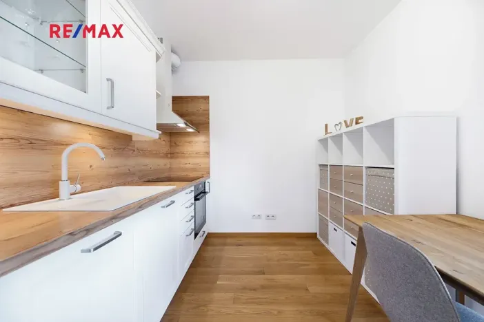 Pronájem bytu 1+kk, Praha - Smíchov, Kobrova, 43 m2