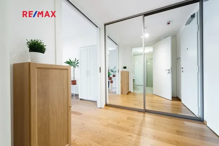 Pronájem bytu 1+kk, Praha - Smíchov, Kobrova, 43 m2