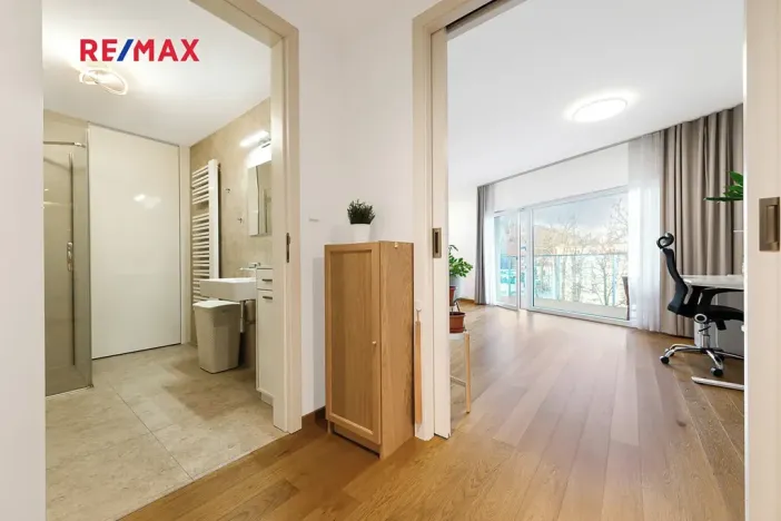 Pronájem bytu 1+kk, Praha - Smíchov, Kobrova, 43 m2