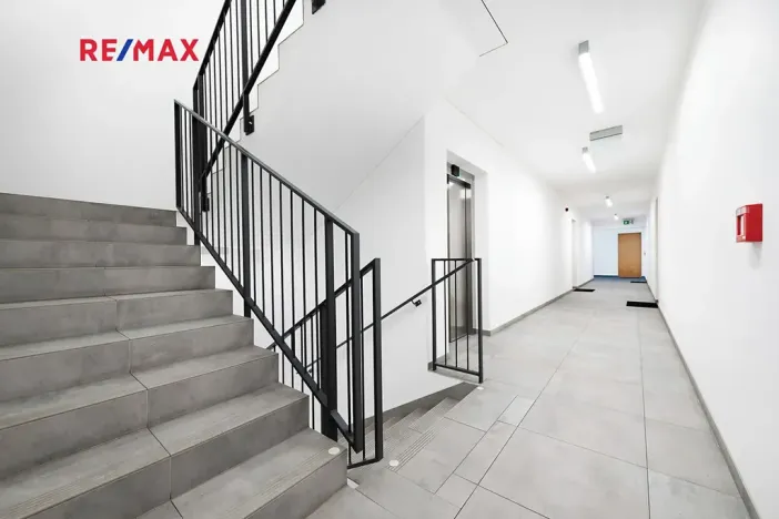 Pronájem bytu 1+kk, Praha - Smíchov, Kobrova, 43 m2