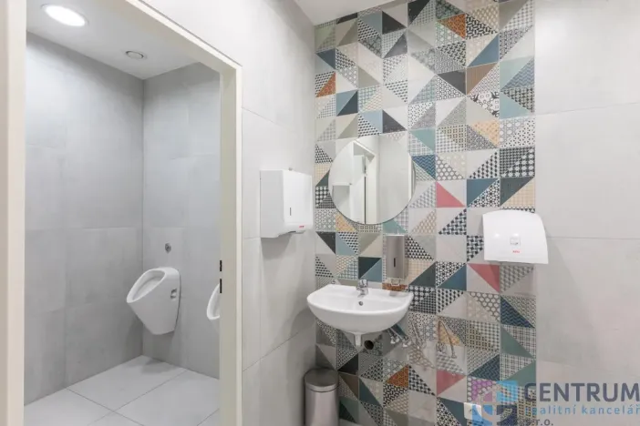 Pronájem kanceláře, Praha - Holešovice, U Pergamenky, 116 m2