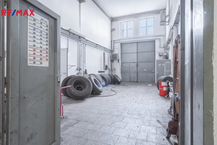 Prodej komerčního pozemku, Okříšky, Za tratí, 34555 m2