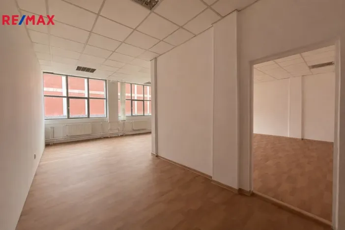 Pronájem kanceláře, Zlín, Vavrečkova, 77 m2