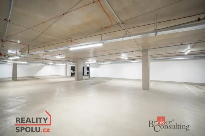 Pronájem garážového stání, Brno, Nové sady, 13 m2