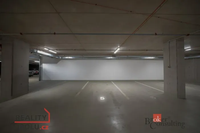 Pronájem garážového stání, Brno, Nové sady, 13 m2