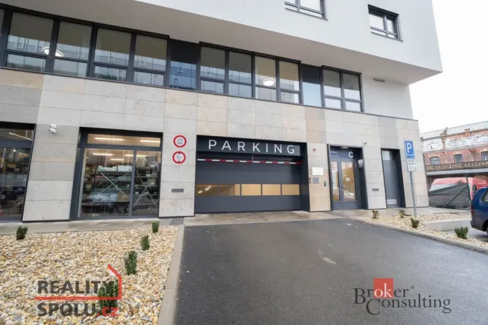 Pronájem garážového stání, Brno, Nové sady, 13 m2