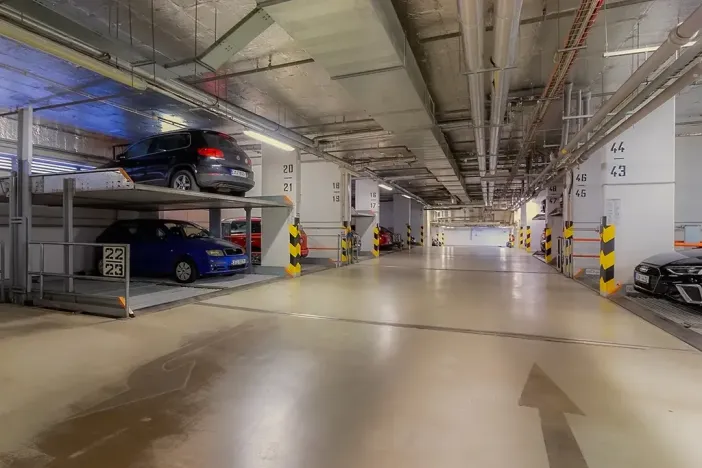 Pronájem garážového stání, Praha - Holešovice, Poupětova, 13 m2