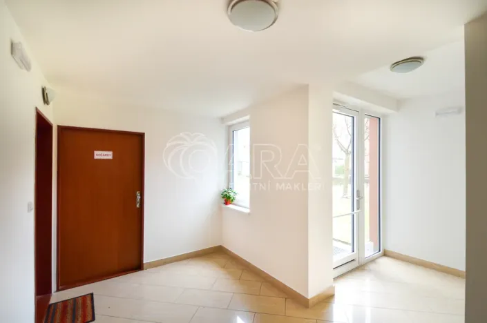 Pronájem bytu 1+kk, Praha - Prosek, Nad šestikopy, 36 m2