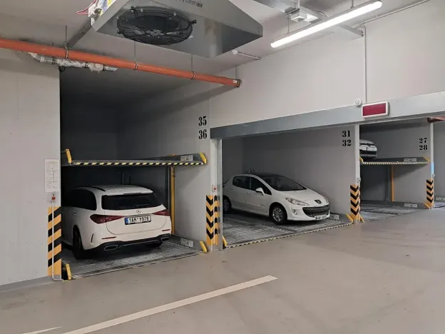 Pronájem garážového stání, Praha - Hloubětín, Za černým mostem, 14 m2