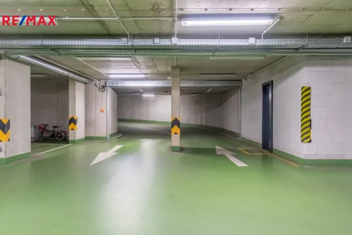 Pronájem garážového stání, Praha - Letňany, Miroslava Hajna, 15 m2