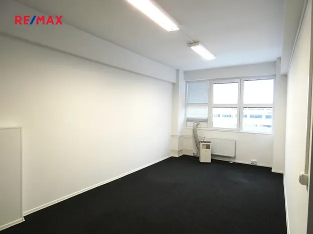 Pronájem kanceláře, Praha - Hloubětín, Nademlejnská, 77 m2