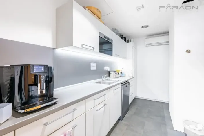 Pronájem kanceláře, Praha - Karlín, Křižíkova, 488 m2