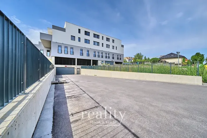 Prodej garážového stání, Znojmo, Kosmákova, 17 m2