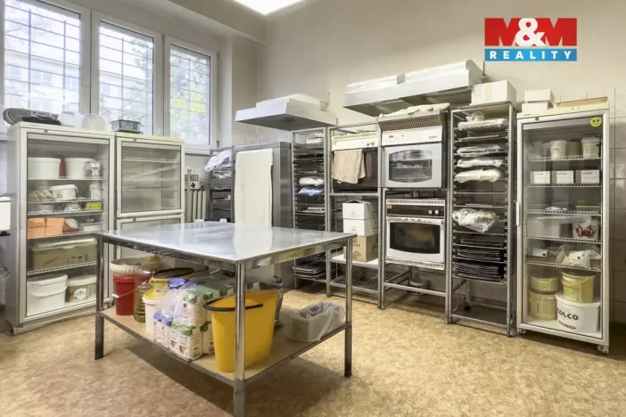 Prodej obchodního prostoru, Praha - Vršovice, Kubánské náměstí, 133 m2