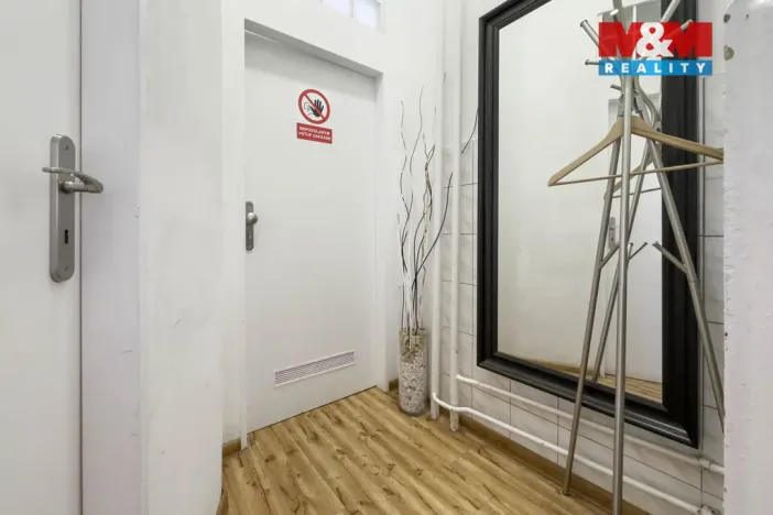 Prodej obchodního prostoru, Praha - Vršovice, Kubánské náměstí, 133 m2