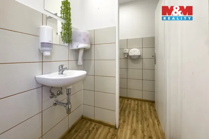 Prodej obchodního prostoru, Praha - Vršovice, Kubánské náměstí, 133 m2