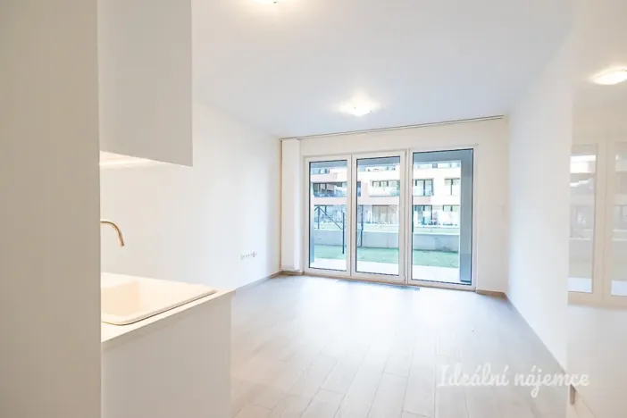 Pronájem bytu 1+kk, Praha - Hloubětín, Poděbradská, 32 m2