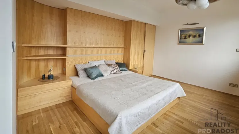 Pronájem bytu 2+kk, Praha, Masarykovo nábřeží, 51 m2