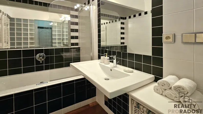 Pronájem bytu 2+kk, Praha, Masarykovo nábřeží, 51 m2