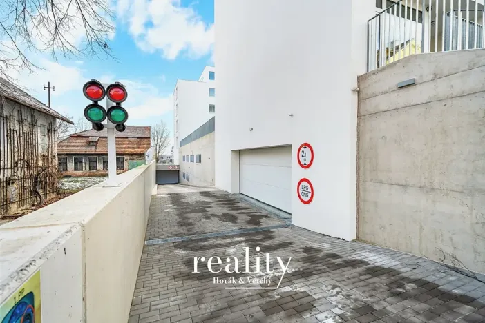 Pronájem garážového stání, Znojmo, Jarošova, 18 m2