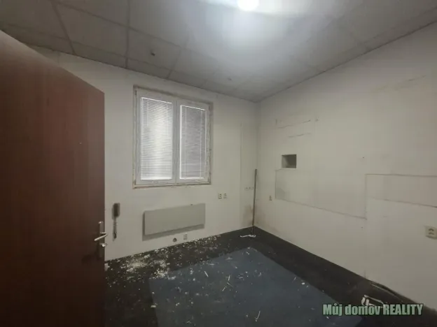 Pronájem obchodního prostoru, Praha - Libeň, náměstí Dr. Václava Holého, 300 m2