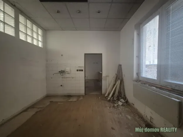 Pronájem obchodního prostoru, Praha - Libeň, náměstí Dr. Václava Holého, 300 m2