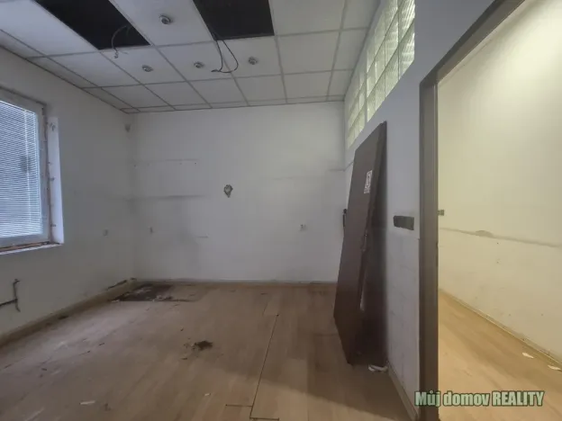 Pronájem obchodního prostoru, Praha - Libeň, náměstí Dr. Václava Holého, 300 m2