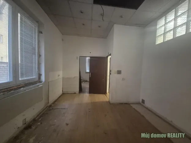 Pronájem obchodního prostoru, Praha - Libeň, náměstí Dr. Václava Holého, 300 m2