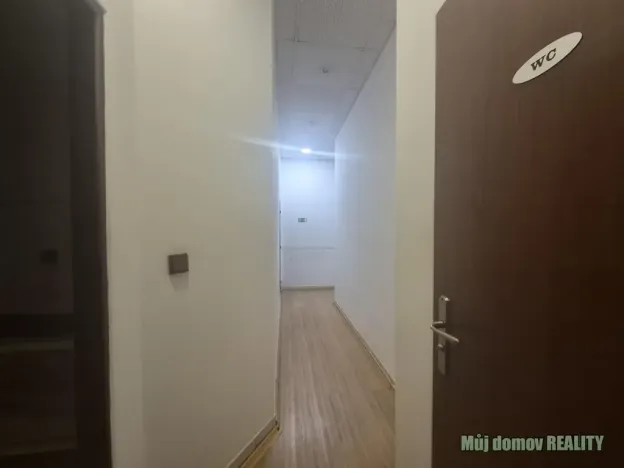 Pronájem obchodního prostoru, Praha - Libeň, náměstí Dr. Václava Holého, 300 m2