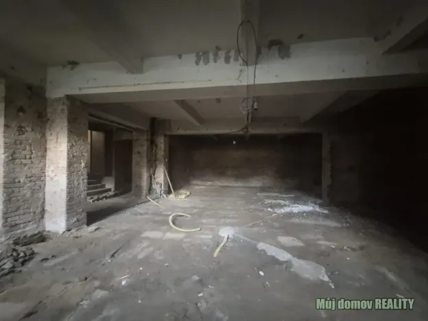 Pronájem obchodního prostoru, Praha - Libeň, náměstí Dr. Václava Holého, 300 m2