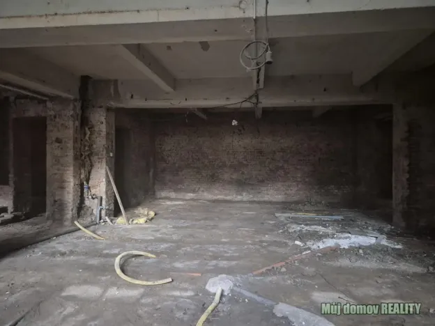 Pronájem obchodního prostoru, Praha - Libeň, náměstí Dr. Václava Holého, 300 m2