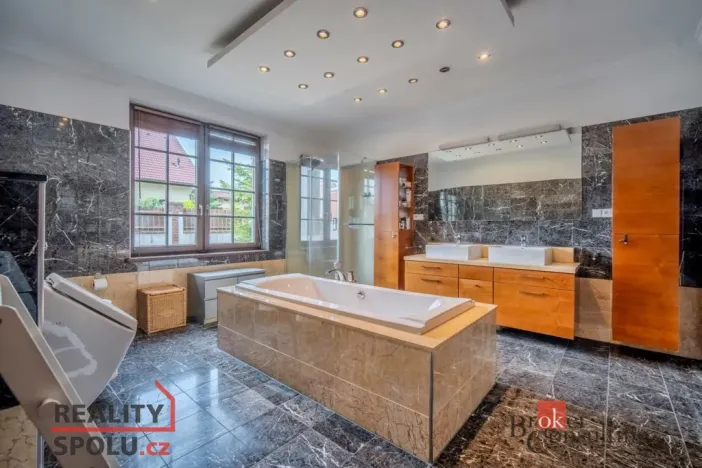 Prodej rodinného domu, Praha - Horní Počernice, Zárybnická, 307 m2