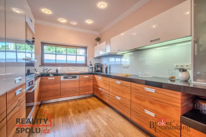 Prodej rodinného domu, Praha - Horní Počernice, Zárybnická, 307 m2