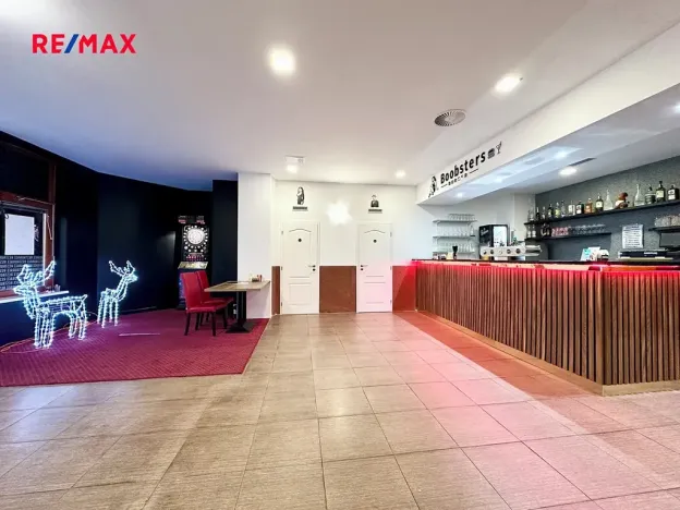 Pronájem restaurace, Praha - Lhotka, Novodvorská, 412 m2