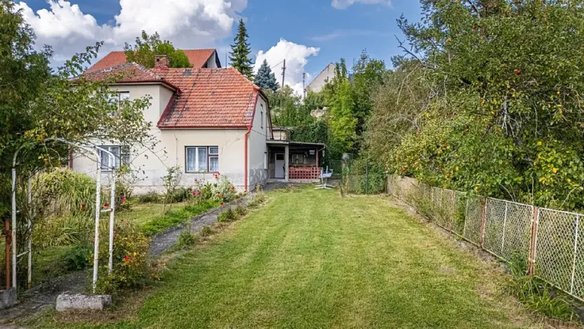 Prodej pozemku pro bydlení, Uhersko, 3765 m2